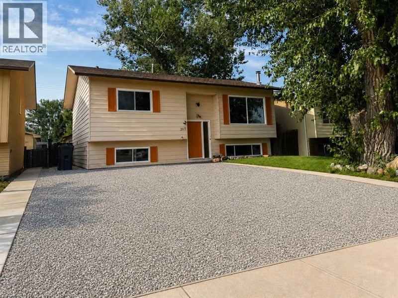 305 51 Avenue, Coalhurst, Alberta, t0l0v0, Coalhurst, Alberta — photo 1 of 5