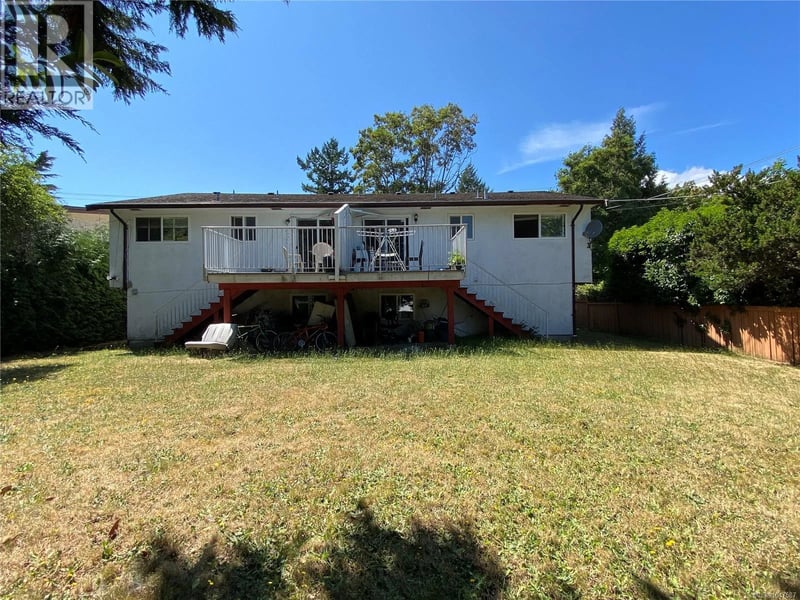 3995 Shelbourne Street, Saanich, British Columbia, V8N3E1, Saanich, British Columbia — photo 1 of 5