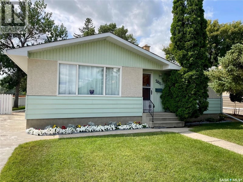 206 Mcintosh STREET N, Regina, Saskatchewan, S4R4Z9, Regina, Saskatchewan — photo 1 of 5