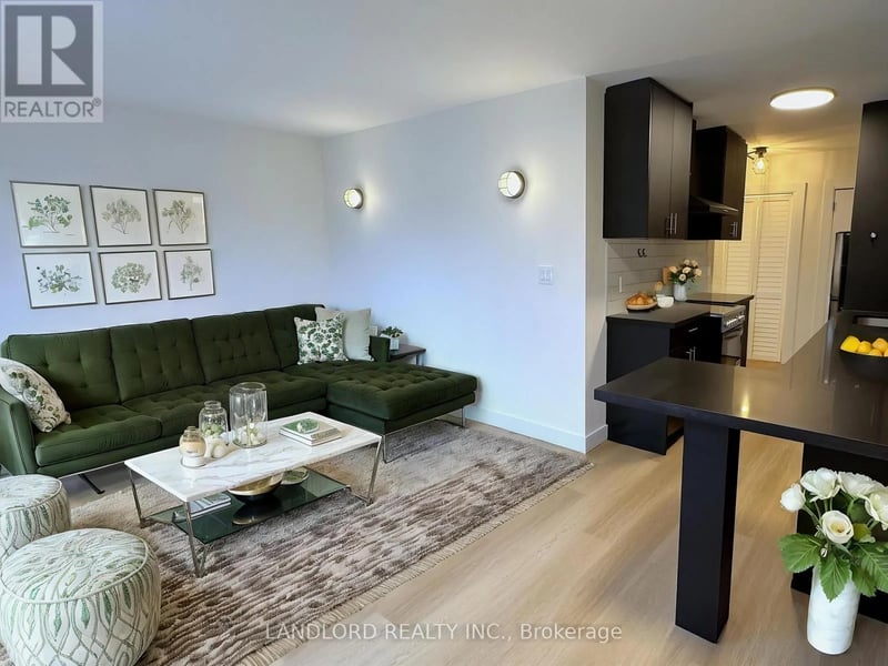 #301 420 Eglinton Avenue East, Toronto (Mount Pleasant East), Ontario, M4P1L8, Toronto (Mount Pleasant East), Ontario — photo 1 of 5