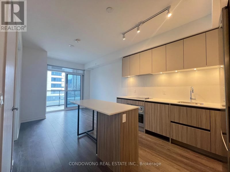 #518 7950 Bathurst Street, Vaughan (Beverley Glen), Ontario, L4J0L4, Vaughan (Beverley Glen), Ontario — photo 1 of 5