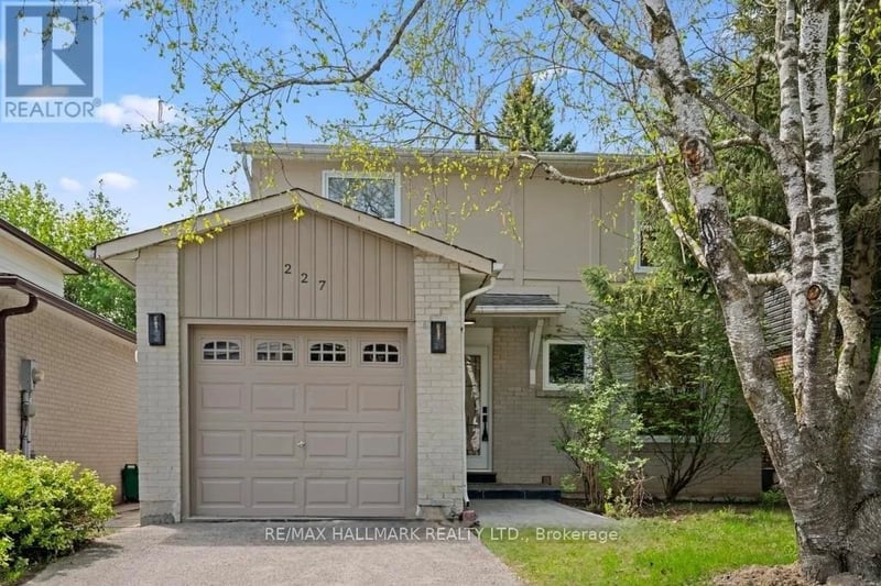 Thoms Crescent, Newmarket (Central Newmarket), Ontario, L3Y1C9, Newmarket (Central Newmarket), Ontario — photo 1 of 5