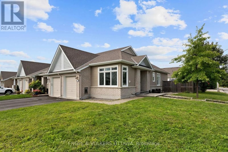 538 Silverbell Crescent, Ottawa, Ontario, K1T0P1, Ottawa, Ontario — photo 1 of 5