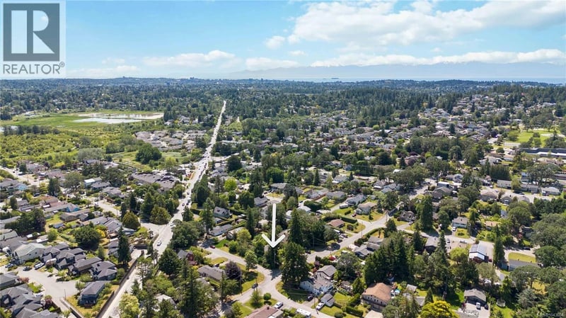 4155 North Road, Saanich, British Columbia, V8Z5H9, Saanich, British Columbia — photo 1 of 5
