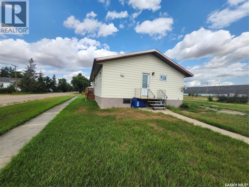 117 Railway AVENUE, Prelate, Saskatchewan, S0N2B0, Prelate, Saskatchewan — photo 1 of 5