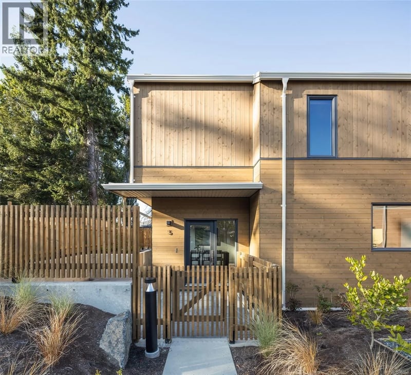 #5 1520 Louise Place, Saanich, British Columbia, V8P2T8, Saanich, British Columbia — photo 1 of 5