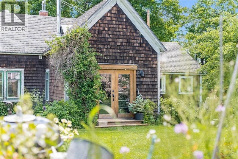 2433 First Avenue, Rossland, British Columbia, V0G1Y0, Rossland, British Columbia — photo 1 of 5