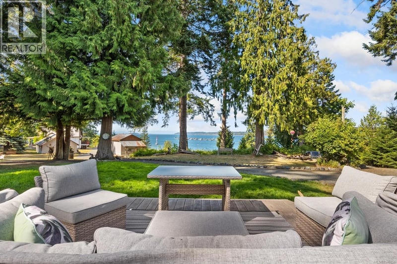 6249/6259 Island Highway South, Union Bay, British Columbia, V0R3B0, Union Bay, British Columbia — photo 1 of 5