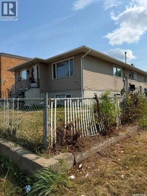 1627 22nd STREET W, Saskatoon, Saskatchewan, S7R0J9, Saskatoon, Saskatchewan — photo 1 of 5