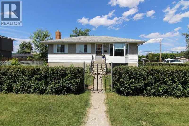 7504 39 Avenue Northwest, Calgary, Alberta, T3B1V3, Calgary, Alberta — photo 1 of 5