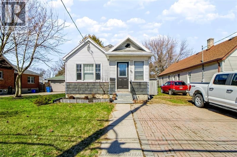 35 Alexandra Avenue, Chatham, Ontario, N7M1X9, Chatham, Ontario — photo 1 of 5