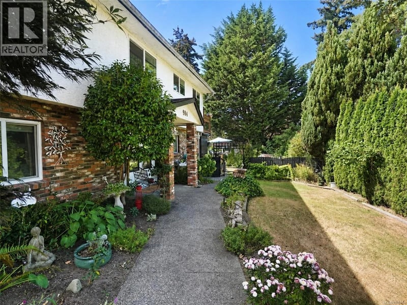 904 Rankin Road, Esquimalt, British Columbia, V9A6V6, Esquimalt, British Columbia — photo 1 of 5