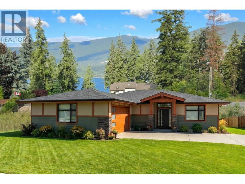 2000 45 Avenue Northeast, Salmon Arm, British Columbia, V1E2E3, Salmon Arm, British Columbia — photo 1 of 5