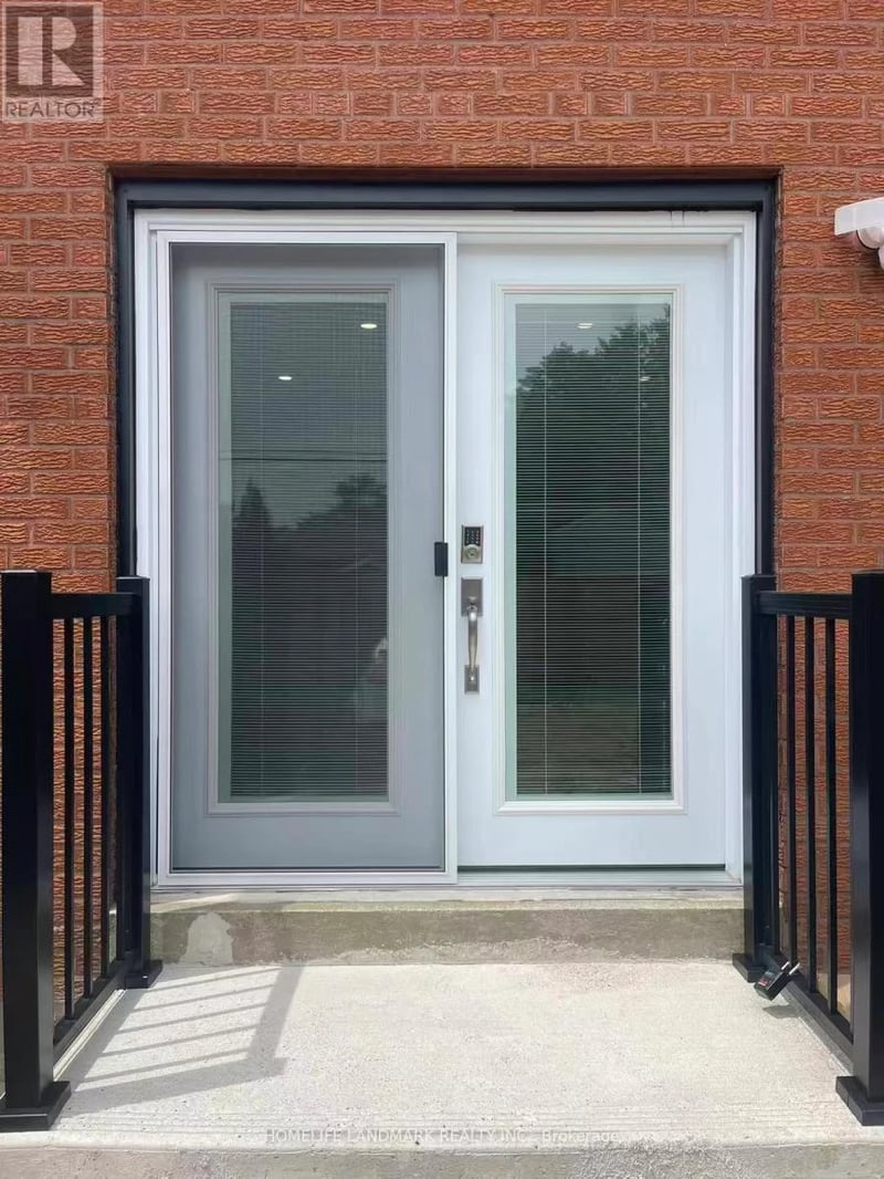 #Unit 2 17 Rosemeade Avenue, Toronto (Stonegate-Queensway), Ontario, M8Y3A2, Toronto (Stonegate-Queensway), Ontario — photo 1 of 5