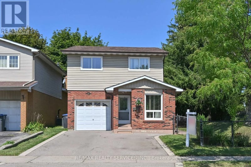 2 Lindridge Avenue, Brampton (Westgate), Ontario, L6S3W9, Brampton (Westgate), Ontario — photo 1 of 5