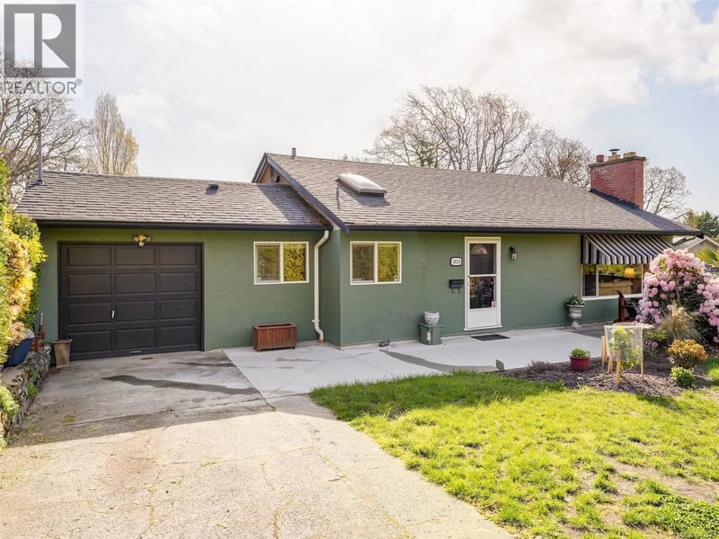 3615 Doncaster Drive, Saanich, British Columbia, V8P3W5, Saanich, British Columbia — photo 1 of 5