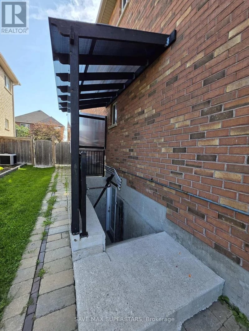 #Lower 133 The Queensway Way, Barrie (Innis-Shore), Ontario, L4M0B4, Barrie (Innis-Shore), Ontario — photo 1 of 5