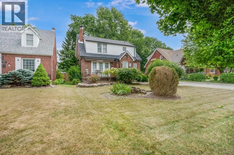 561 QUEEN Street, Chatham, Ontario, N7M2J7, Chatham, Ontario — photo 1 of 5