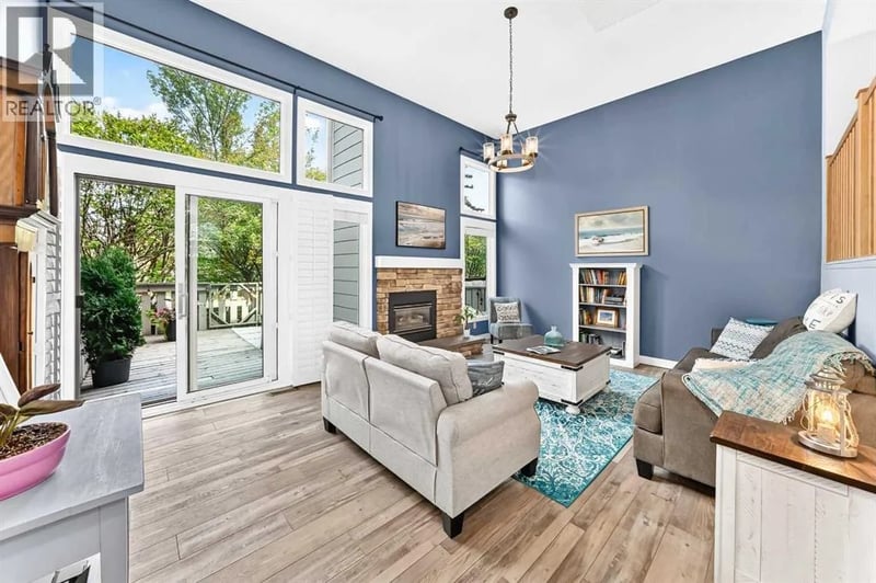 185 Woodridge Drive Southwest, Calgary, Alberta, T2W3X7, Calgary, Alberta — photo 1 of 5