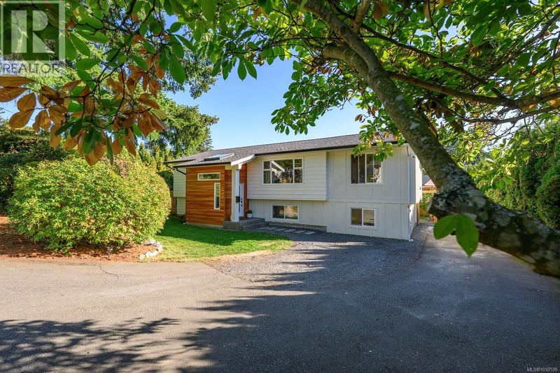 1719 Robb Avenue, Comox, British Columbia, V9M2W6, Comox, British Columbia — photo 1 of 5