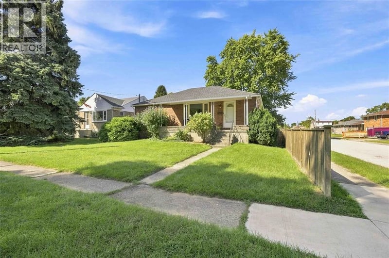 721 WILLIAM Avenue, Sarnia, Ontario, N7T7C7, Sarnia, Ontario — photo 1 of 5