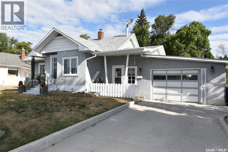 207 Pine AVENUE, Nipawin, Saskatchewan, S0E1E0, Nipawin, Saskatchewan — photo 1 of 5