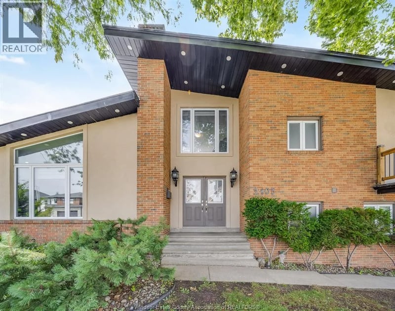 2405 ROXBOROUGH Boulevard, Windsor, Ontario, N9E2Z7, Windsor, Ontario — photo 1 of 5