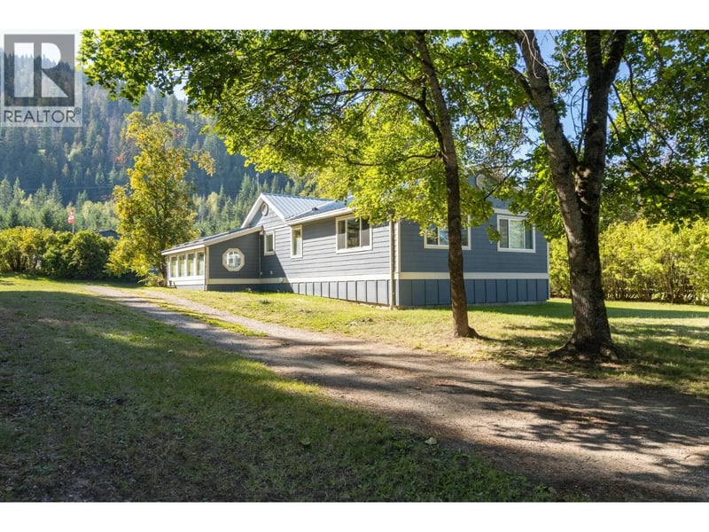 1370 20 Avenue Southeast, Salmon Arm, British Columbia, V1E2C9, Salmon Arm, British Columbia — photo 1 of 5