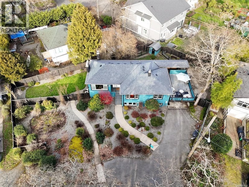 3771 Winston Crescent, Saanich, British Columbia, V8X1S2, Saanich, British Columbia — photo 1 of 5