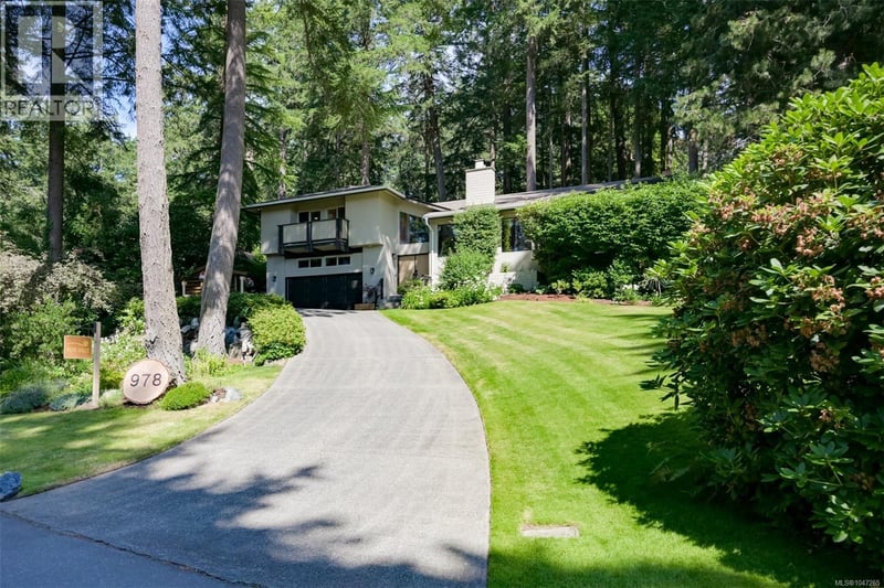 978 Fir Tree Glen, Saanich, British Columbia, V8X5B7, Saanich, British Columbia — photo 1 of 5