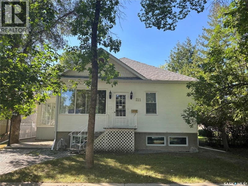 211 Aspen STREET, Maple Creek, Saskatchewan, S0N1N0, Maple Creek, Saskatchewan — photo 1 of 5