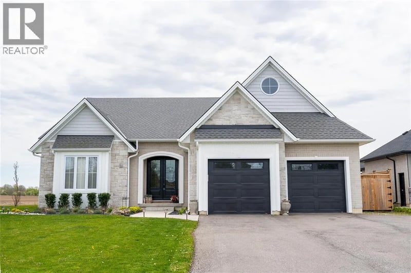 3613 Queen Street, Plympton-Wyoming, Ontario, N0N1E0, Plympton-Wyoming, Ontario — photo 1 of 5