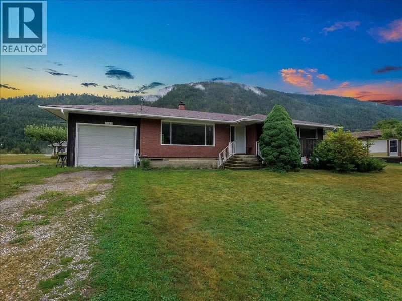 2626 Shoreacres Road, Castlegar, British Columbia, V1N4P8, Castlegar, British Columbia — photo 1 of 5