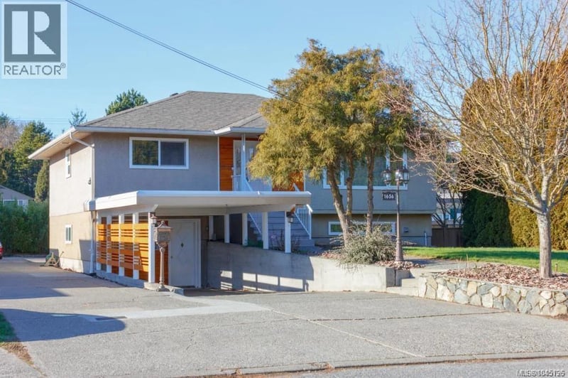 1656 Stanhope Place, Saanich, British Columbia, V8P1Y1, Saanich, British Columbia — photo 1 of 5