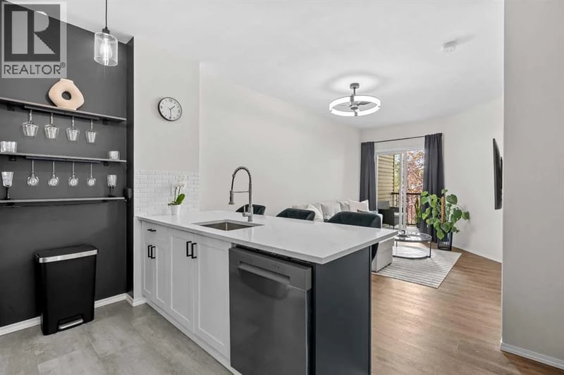 73 Erin Woods Court, Calgary, Alberta, T2B3V2, Calgary, Alberta — photo 1 of 5