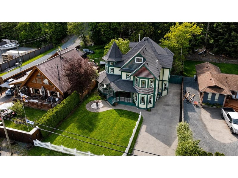 864 HOT SPRINGS Road, Harrison Hot Springs, British Columbia, V0M1K0, Harrison Hot Springs, British Columbia — photo 1 of 5