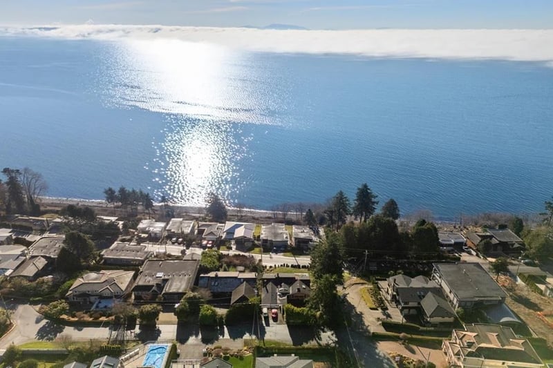 14310 SUNSET Drive, White Rock, British Columbia, V4B2V5, White Rock, British Columbia — photo 1 of 5