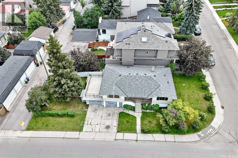 1735 38 Avenue Southwest, Calgary, Alberta, T2T2K3, Calgary, Alberta — photo 1 of 5