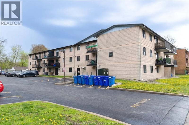 #310 3355 SANDWICH, Windsor, Ontario, N9C1B2, Windsor, Ontario — photo 1 of 5