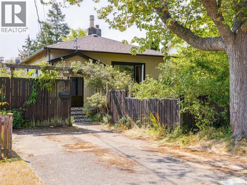 1541 Burton Avenue, Victoria, British Columbia, V8T2N3, Victoria, British Columbia — photo 1 of 5
