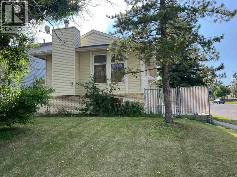 295 Edgepark Boulevard Northwest, Calgary, Alberta, T3A4K4, Calgary, Alberta — photo 1 of 5