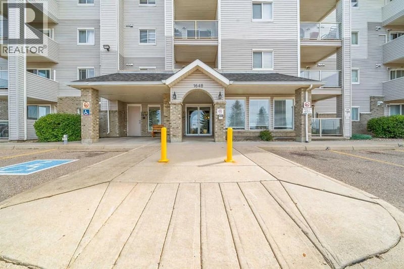 1648 Saamis Drive Northwest, Medicine Hat, Alberta, T1C4X1, Medicine Hat, Alberta — photo 1 of 5