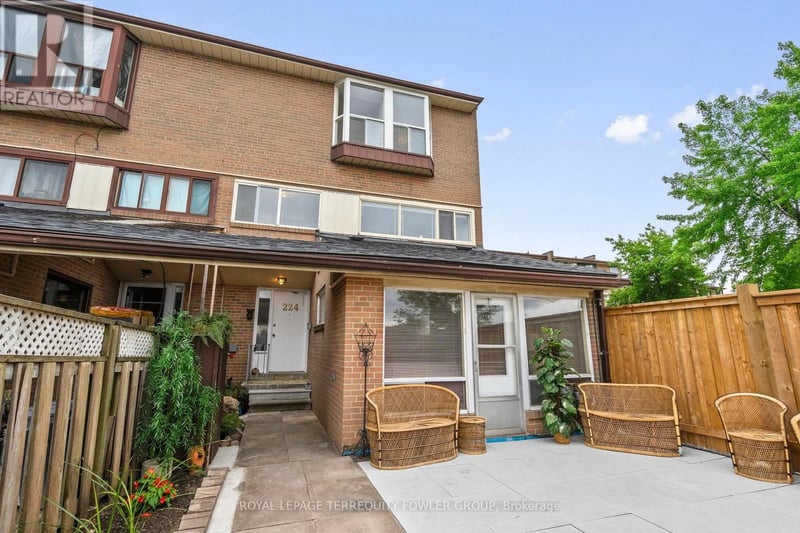 #224 260 John Garland Boulevard, Toronto (West Humber-Clairville), Ontario, M9V1N8, Toronto (West Humber-Clairville), Ontario — photo 1 of 5