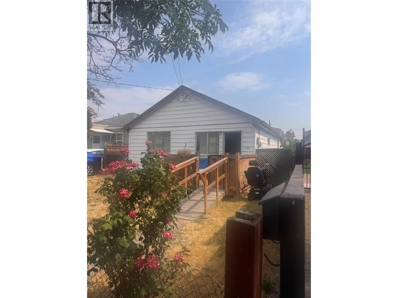 484 Alexander Avenue, Penticton, British Columbia, V2A1E5, Penticton, British Columbia — photo 1 of 5