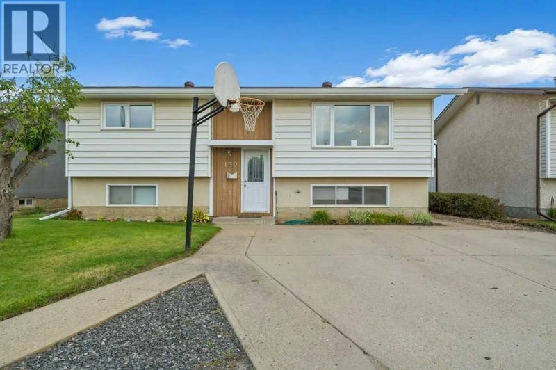 130 Hull Crescent Northeast, Medicine Hat, Alberta, T1C1E1, Medicine Hat, Alberta — photo 1 of 5