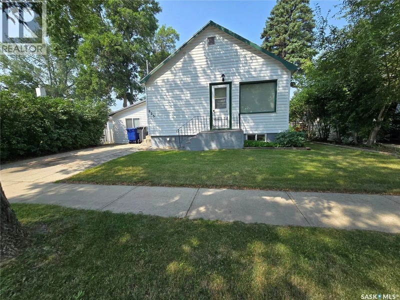 223 9TH STREET, Weyburn, Saskatchewan, S4H1E9, Weyburn, Saskatchewan — photo 1 of 5