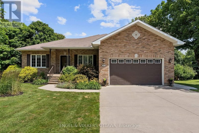876 Center Street, McNab/Braeside, Ontario, K0A1G0, McNab/Braeside, Ontario — photo 1 of 5