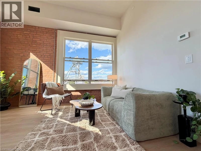 #207 56 YORK Boulevard, Hamilton, Ontario, L8R2M9, Hamilton, Ontario — photo 1 of 5