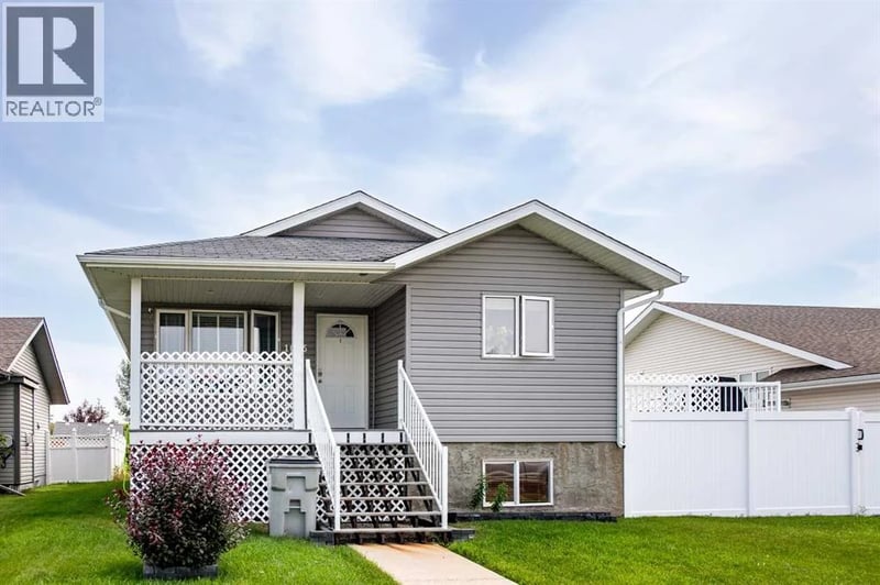 1025 30 Street, Wainwright, Alberta, T9W0A8, Wainwright, Alberta — photo 1 of 5