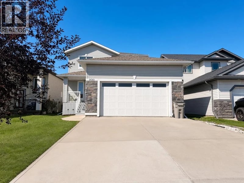 9010 Willow Drive, Grande Prairie, Alberta, T8X0G8, Grande Prairie, Alberta — photo 1 of 5